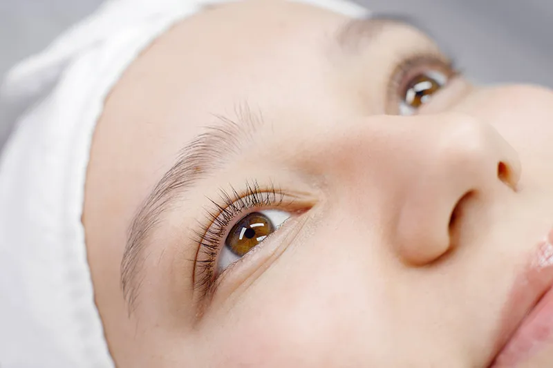 自まつ毛を活かしたナチュラルな目元