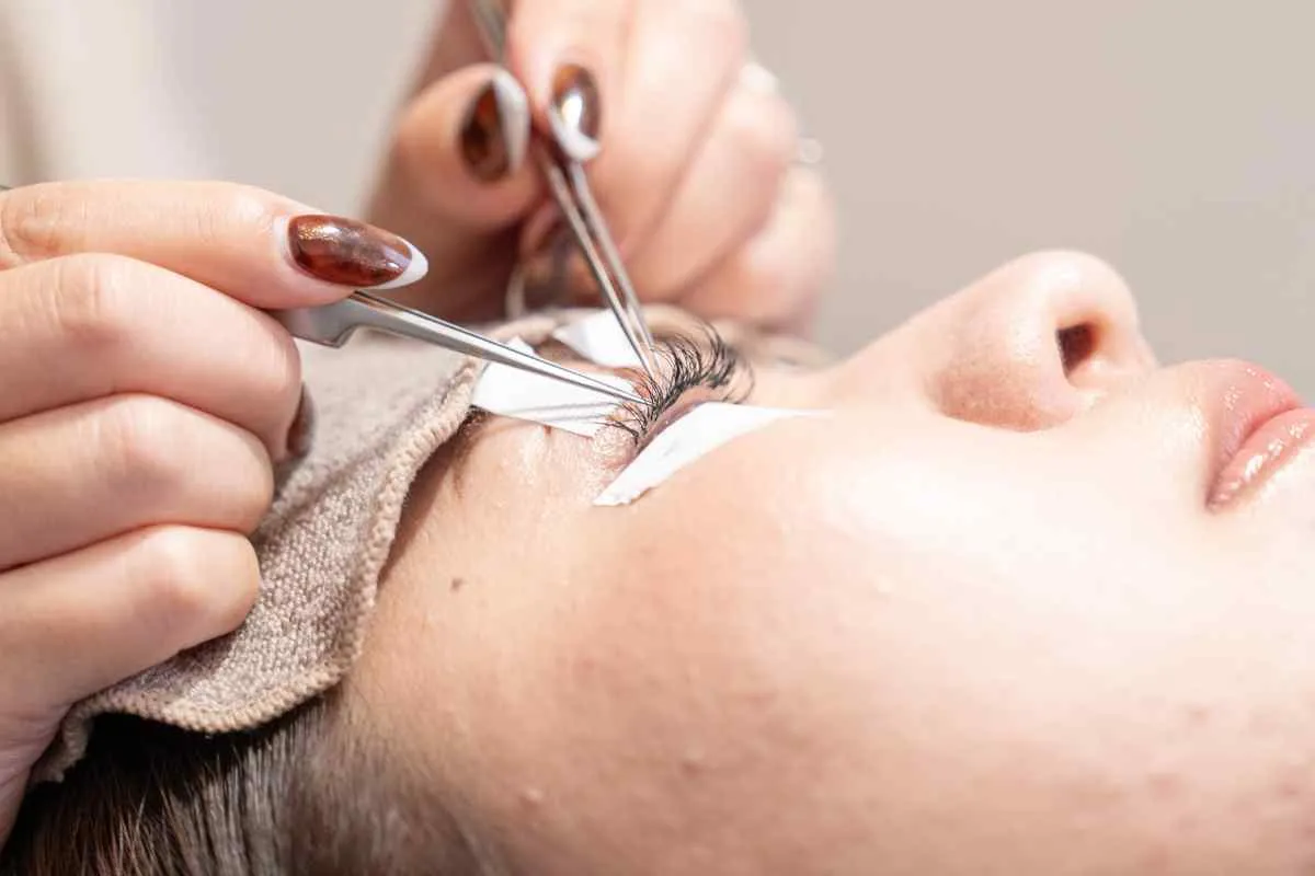 運動や旅行でも映えるカールが続く目元